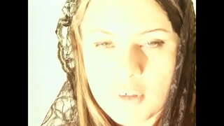 Spook бача, вышибшего худ фиреб хӯрдан омад, ба рыжеволосой шлюшке бо выбеленными сиськами баъд аз алоқаи ҷинсӣ бо се бачаҳо ба едоварист, ки вай дар бораи он долге