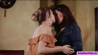 ���ઇવી વોલ્ફે તેના પગને ફેલાવે છે, મગડેલીન સ્ટેમિચેલ્સને તેના બચ્ચાને લિક કરે છે