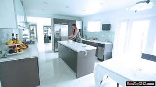 ���ાની ડિંટ્ડી પારકી માં રસોઈયા અને તેના ઉપર ગંદા નહીં.તે લે છે તે બંધ સાફ કરવા માટે તે અને ઓરમાન પુત્ર નહીં boner.તે આપે તેને એક હાથ થી ચોદવુ અને એક બેન અને fucked છે