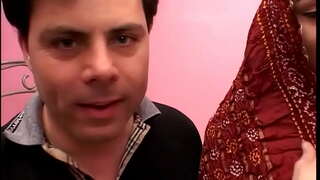 ���ીમાર વ્યક્તિ fucks રજાઓ ભારતીય Wilfe માટે નાણાં છેતરપિંડી રાંડ