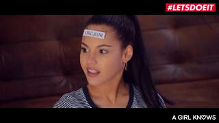 #LETSDOEIT - Sicilia મોડેલ, Apolonia અને કટાના - એશિયન કિશોર કે કિશોરી પ્રયાસ કરે છે લેસ્બિયન સેક્સ સાથે તેના BESTIES