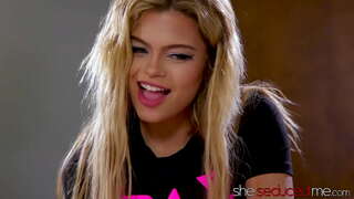 ���ોટ સોરોરીટી બહેન Massaged અને ચોદવા માંટે ઉત્તેજીત કરવું