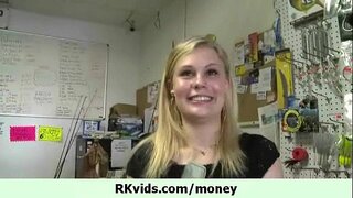 Горещо момиче-тийнейджърка, ни позволи да се трахнуть си за пари 10