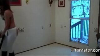 Exhibitionist ជូតអាក្រាតសម្រាប់ការបោសសំអាត,ដែល skirted!