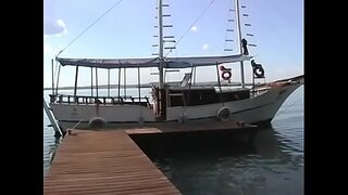 ���ોટ લેટિના સોનેરી તેના ગધેડાને પુલ પર આઉટડોર ગડબડાવે છે