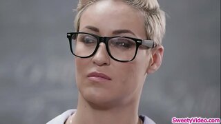 Ҷавон красотка ест пизду худ инструктори баъд аз дарс