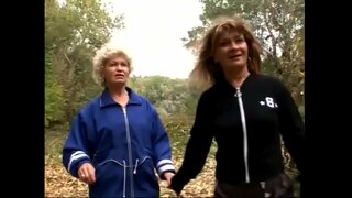 Возбужденные зрелые тели поэкспериментировать белән кисками бер-берсен чирәмдәге