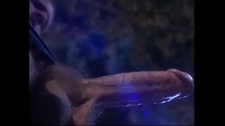 Busty ravenhaired cochonne se fait pilonner par votary comme rituel du Diable culte