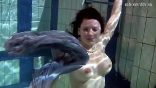 ���્વિમિંગ બેબ કટકા સ્વિમિંગ પુલમાં નીચે સ્ટ્રીપ્સ