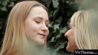 ���ેક્સી ટીન ગર્લફ્રેન્ડને ચાટવું દરેક અન્ય ભીનું pussies